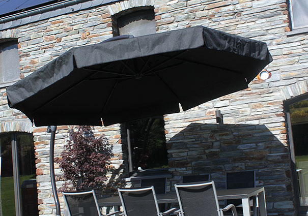 parasols déportés, tables et chaises de jardin Sun Garden